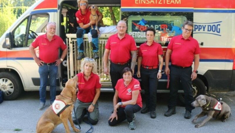 Alexandra Grunow mit Bloodie-Hündin Jordan, rechts von ihr Nicola Rothacker, im Hintergrund Franz Blatnik, Bernd Heiser, Claudia Doujak und Gert Hütter mit Dexter von der Rettungshundestaffel Samariterbund sowie Alexandra Slama mit Marvey im Auto. (Bild: Claudia Fischer)