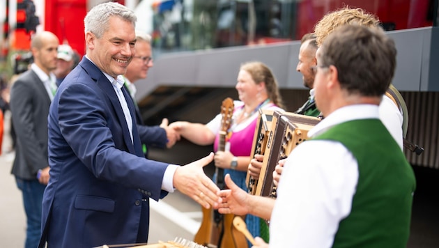 Bundeskanzler Karl Nehammer ist heuer bei mehreren Festspieleröffnungen dabei und macht eine Sommertour. (Bild: APA/GEORG HOCHMUTH)
