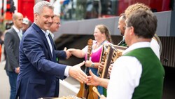Bundeskanzler Karl Nehammer ist heuer bei mehreren Festspieleröffnungen dabei und macht eine Sommertour. (Bild: APA/GEORG HOCHMUTH)