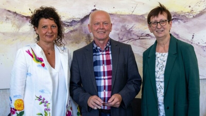 Johann Winkelmeier mit der grünen Landtagsabgeordneten Ulrike Schwarz (r.) und Gabi Scherrer von den Braunauer Grünen. (Bild: Scharinger Daniel)