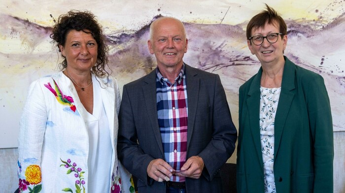 Johann Winkelmeier mit der grünen Landtagsabgeordneten Ulrike Schwarz (r.) und Gabi Scherrer von ...