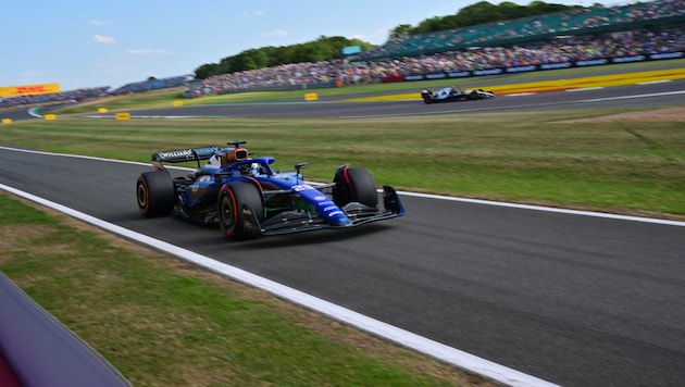 Alexander Albon zeigte am Freitag in Silverstone groß auf. (Bild: APA/AFP/ANDREJ ISAKOVIC)