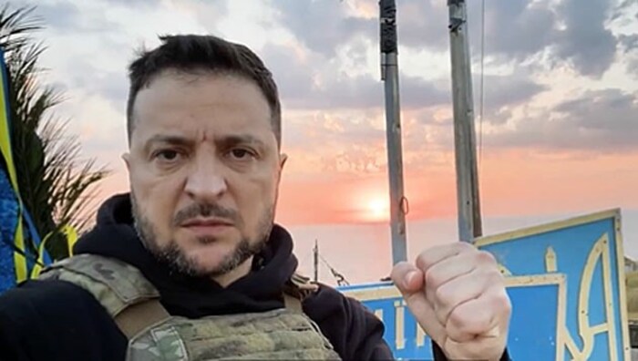 Der ukrainische Präsident Wolodymyr Selenskyj besucht die Schlangeninsel.