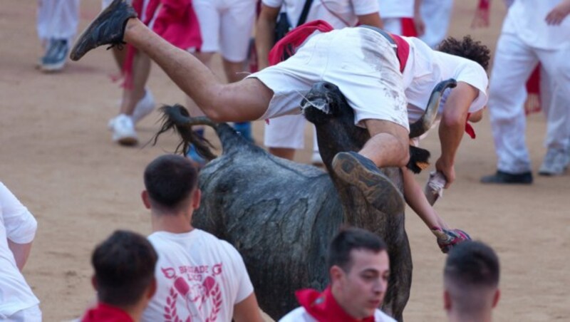 Ein junger Teilnehmer ... (Bild: APA/AFP/CESAR MANSO)