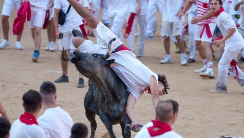 ... wird von einem Bullen aufgespießt ... (Bild: APA/AFP/CESAR MANSO)