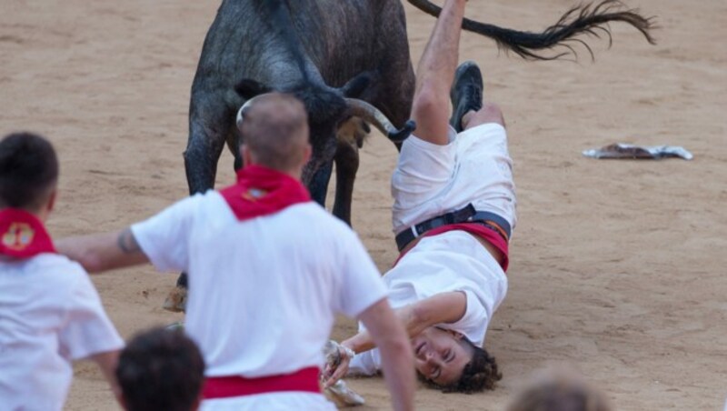 ... und auf den Boden katapultiert. (Bild: APA/AFP/CESAR MANSO)