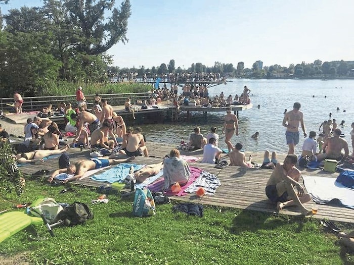 Die Badestege auf der Alter Donau sind an heißen Tagen überfüllt.