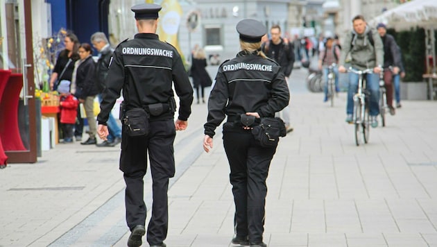Die Mitarbeiter der Grazer Ordnungswache ziehen ihre Runden durch die Innenstadt. (Bild: Christian Jauschowetz)