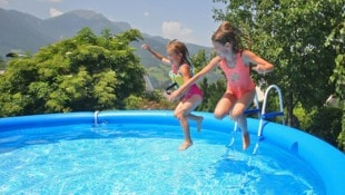 ¡Al agua fría!  Muchos niños disfrutarán de las vacaciones de verano en la piscina.  (Imagen: Christof Birbaumer, CORONA CREATIVA)