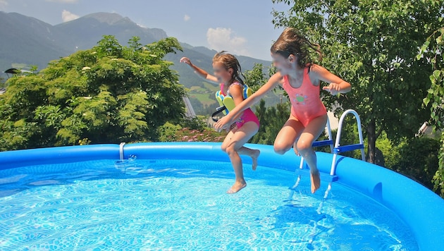 Ab ins kühle Nass! Viele Kids werden die Sommerferien im Schwimmbad genießen. (Bild: Christof Birbaumer, Krone KREATIV)