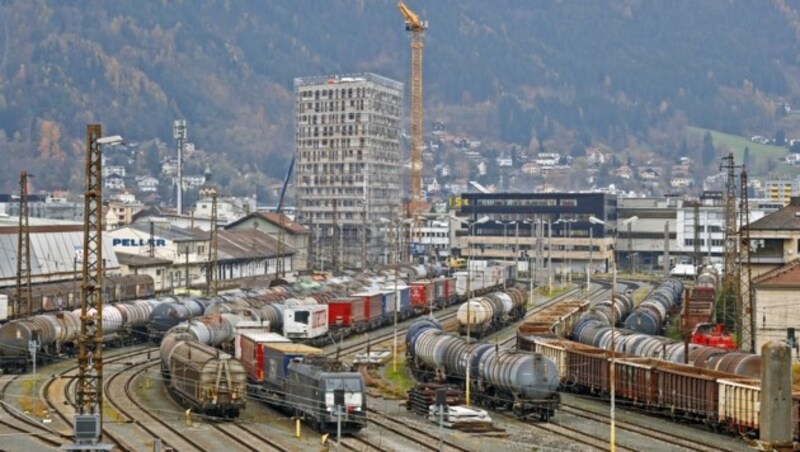 Immer wieder passieren am Frachtenbahnhof Unglücke, weil Personen auf Waggons klettern. (Bild: Christof Birbaumer)