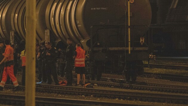 Einsatzkräfte Freitagabend am Innsbrucker Frachtenbahnhof. (Bild: zeitungsfoto.at/Liebl Daniel)