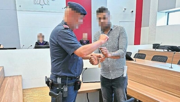 Zum Prozess wurde der gebürtige Syrer in Handschellen aus der U-Haft vorgeführt. (Bild: HS)