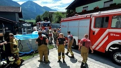 Mit vier Fahrzeugen rückte die Feuerwehr Schwarzach in die Voglstraße in Schwarzach aus. (Bild: FF Schwarzach)