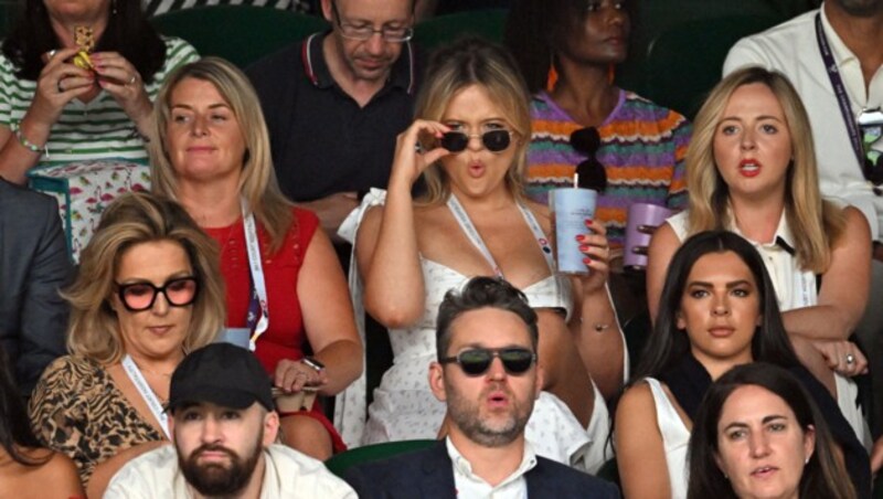 Emily Atack gab sich die Partie von Carlos Alcaraz ebenfalls aus nächster Nähe. (Bild: APA/AFP/Glyn KIRK)