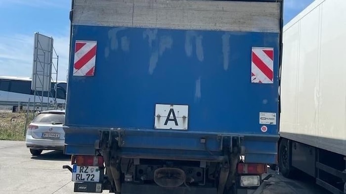 Um über die Grenze zu gelangen, verstecken sich immer mehr Migranten in Lkws.