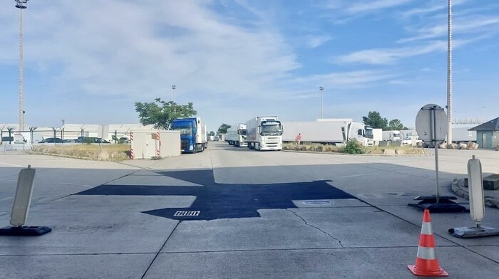 Bis zu 50 Menschen befanden sich bei 30 Grad Außentemperatur im blauen Lkw auf dem Parkplatz in Nickelsdorf. Sie rissen verzweifelt die Plane auf und suchten das Weite.