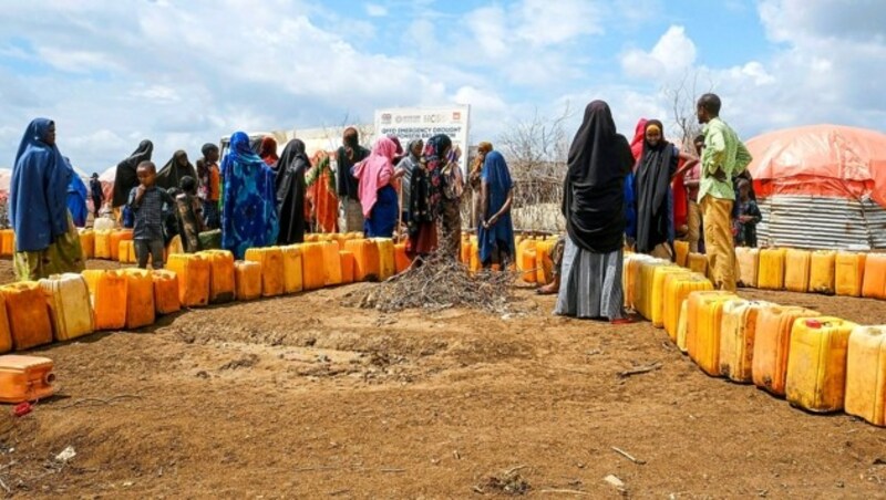 Wasser als Mangelware - im afrikanischen Somalia etwa stehen Menschen lange an für einen Kanister voll Wasser. (Bild: AP)