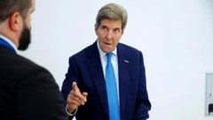 John Kerry, Klimabeauftragter von US-Präsident Biden, im Gespräch mit Clemens Zavarsky (Bild: Holl Reinhard)