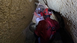 Eine eingeklemmte Person war aus einer Höhle zu bergen - so die Übungsannahme. (Bild: BR Hallein / Andorfer)