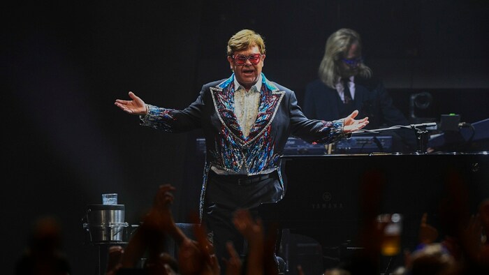 Elton John verabschiedet sich vom Publikum.