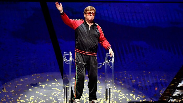 Sichtlich bewegt nimmt Elton John Abschied vom Publikum.