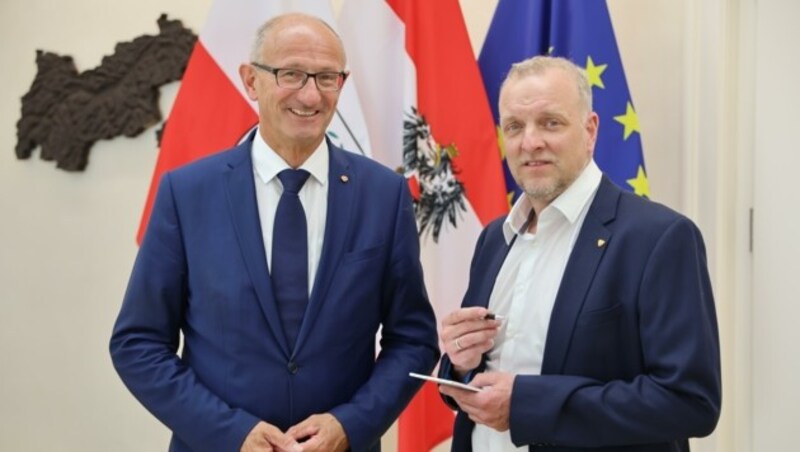 Landeshauptmann Anton Mattle (li.) im Gespräch mit Markus Gassler, Chef vom Dienst bei der „Tiroler Krone“. (Bild: Birbaumer Christof)