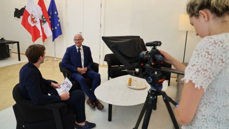 Der Tiroler Landeshauptmann beim Interview mit „Tiroler Krone“-Marketingleiter Marco Regensburger in dessen Büro im Alten Landhaus in Innsbruck. (Bild: Birbaumer Christof)