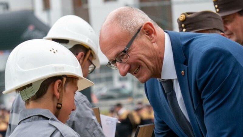 LH Anton Mattle ist selbst bei zahlreichen Vereinen und ein großer Förderer des Ehrenamtes in Tirol. Es freut ihn, dass neben dem Land Tirol auch die „Krone“ die unzähligen Freiwilligen in Tirol vor der Vorhang holt. (Bild: ÖVP/Fischler)