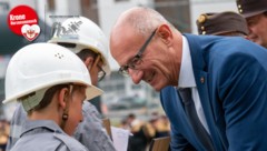 LH Anton Mattle ist selbst bei zahlreichen Vereinen und ein großer Förderer des Ehrenamtes in Tirol. Es freut ihn, dass neben dem Land Tirol auch die „Krone“ die unzähligen Freiwilligen in Tirol vor der Vorhang holt. (Bild: ÖVP/Fischler)