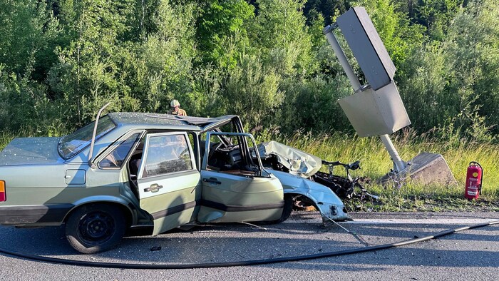Das komplett demolierte Fahrzeug.