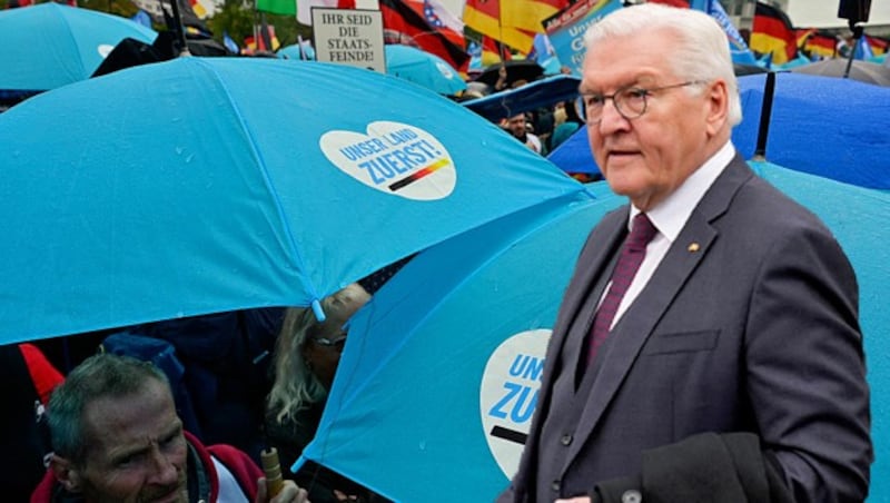 Bundespräsident Frank-Walter Steinmeier spricht von „beunruhigenden Umfragen“. (Bild: APA/AFP/John MACDOUGALL, APA/POOL/Matthias Schrader, Krone KREATIV)