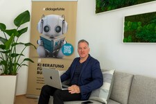 Andreas Wenth arbeitet viel und gerne mit Künstlicher Intelligenz. Er hat auch ein Buch, nämlich „KIgantisch. Work smart(er)“, darüber geschrieben. (Bild: Charlotte Titz)
