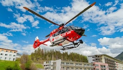 Ein ungebetener Gast ist inzwischen der rot-weiße rettende Engel beim Bezirkskrankenhaus Reutte in Ehenbichl. (Bild: Zeitungsfoto.at/Team)