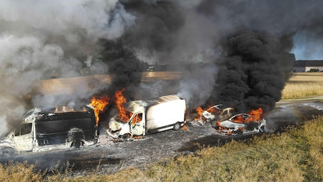 In Marchtrenk brannten neben einem Feld sechs Autos völlig aus. (Bild: Lauber/laumat.at Matthias)