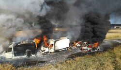 In Marchtrenk brannten neben einem Feld sechs Autos völlig aus. (Bild: Lauber/laumat.at Matthias)