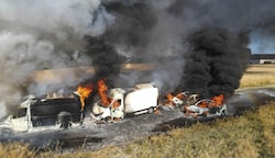 In Marchtrenk brannten neben einem Feld sechs Autos völlig aus. (Bild: Lauber/laumat.at Matthias)