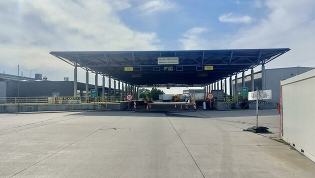 Diese Kontrollstation hätte der Lkw passieren müssen. Der Fahrer ließ indes den Truck auf dem Parkplatz davor stehen und haute ab. (Bild: Schulter Christian)