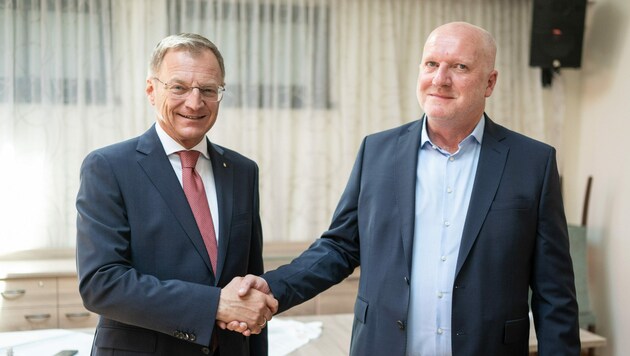 LH Thomas Stelzer gratuliert dem neuen Ortschef. (Bild: OÖVP/Peter C. Mayr)