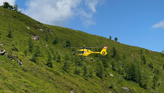 L'hélicoptère de sauvetage Christophorus 17 a dû intervenir. (Bild: zoom.tirol)