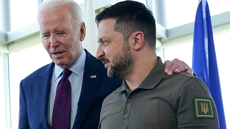 Nun dürfte wieder alles auf Schiene sein, denn die Zustimmung des Senats und des US-Präsidenten Joe Biden (im Bild mit seinem ukrainischen Amtskollegen Wolodymyr Selenskyj) gelten als sicher. (Bild: AP)