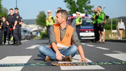 Der 38-jährige zweifache Familienvater hat sich schon dreimal auf die Straße geklebt - als Mitglied der Letzten Generation. (Bild: Letzte Generation, Krone KREATIV)