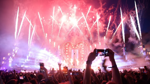 Das Electric Love Festival am Salzburgring ging am Samstag mit einem großen Feuerwerk zu Ende. (Bild: Tröster Andreas)