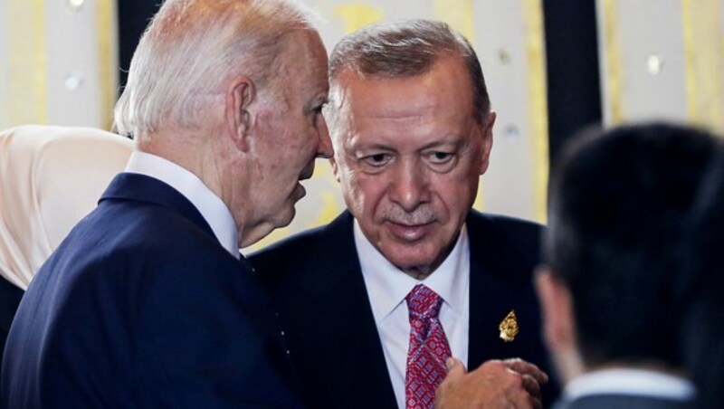 Kampfjets gegen Schwedens NATO-Beitritt? US-Präsident Joe Biden zeigte sich im Vorfeld des Gipfels in Vilnius optimistisch, dass der türkische Präsident Recep Tayyip Erdogan seine Blockadehaltung aufgibt. (Bild: APA/AFP/POOL/Made NAGI)