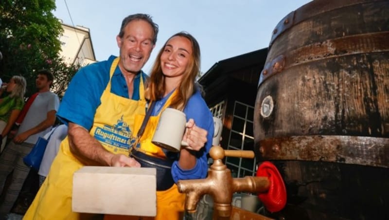 Die Sänger Gerald Finley und Lea Desandre durften das große Bierfass beim Künstlerfest anschlagen (Bild: Tschepp Markus)