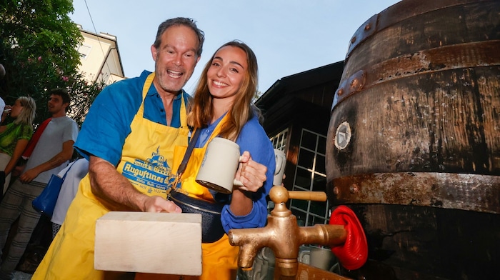 Die Sänger Gerald Finley und Lea Desandre durften das große Bierfass beim Künstlerfest ...