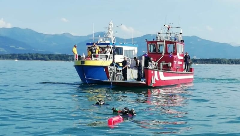 Mehrere Schiffe waren zur Rettung des in den Bodensee gestürzten Tragschraubers ausgerückt. (Bild: Wasserrettung Vorarlberg)