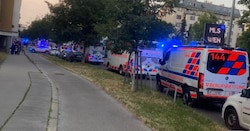 Insgesamt konnten 18 Personen aus dem Mehrparteienhaus gerettet werden. (Bild: Berufsrettung Wien)