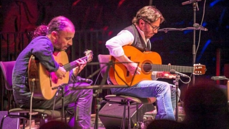 Al Di Meola auf der Bühne. (Bild: Alexander Wenzel / KUG)