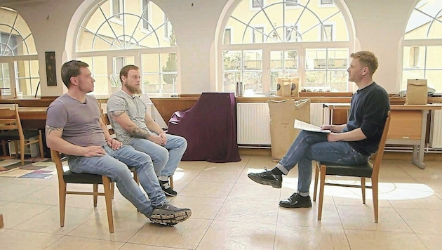 Daniel (34) und Reinhard (35) berichten über Misshandlungen bis zur Jahrtausendwende in einem früheren Ordens-Kinderheim. (Bild: ORF/Redaktion)
